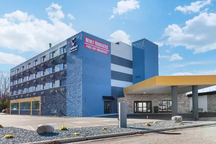 Comfort Inn & Suites 4