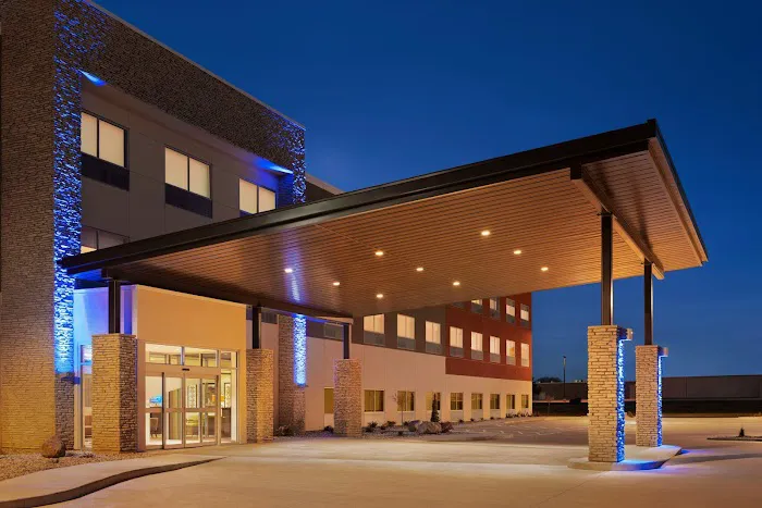 Holiday Inn Express & Suites Beaver Dam by IHG 4