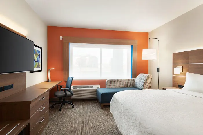 Holiday Inn Express & Suites Beaver Dam by IHG 4