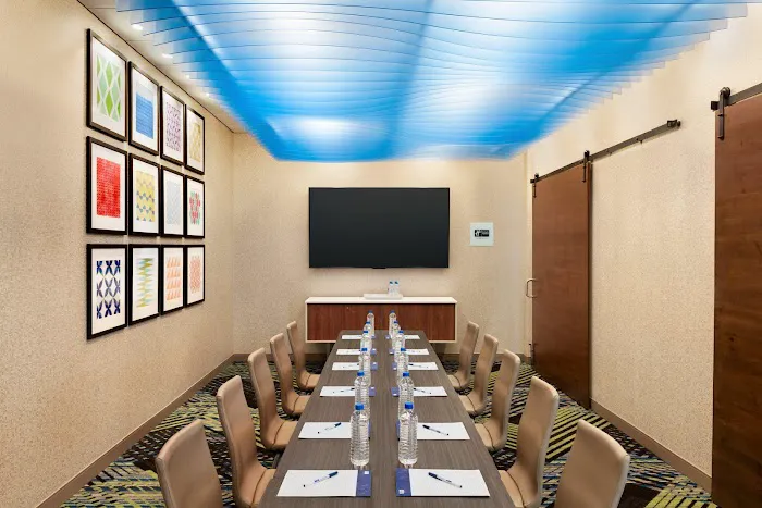 Holiday Inn Express & Suites Beaver Dam by IHG 4