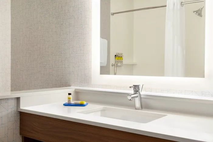 Holiday Inn Express & Suites Beaver Dam by IHG 4