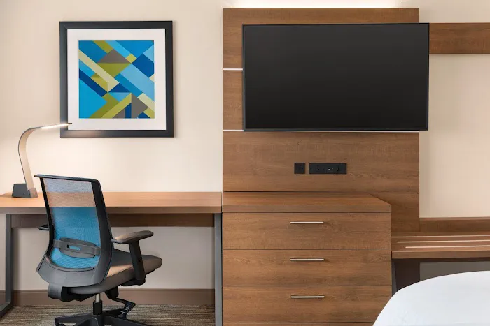 Holiday Inn Express & Suites Beaver Dam by IHG 4