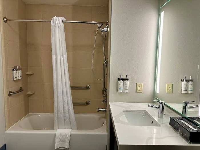 Staybridge Suites Milwaukee West-Oconomowoc by IHG 4