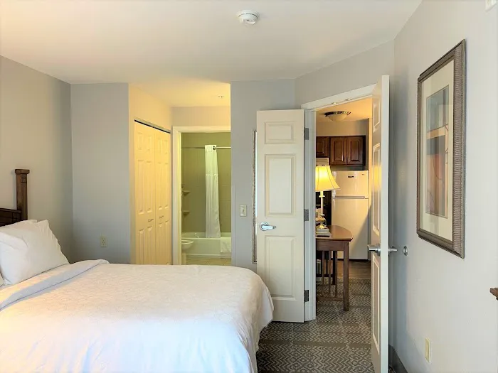 Staybridge Suites Milwaukee West-Oconomowoc by IHG 4