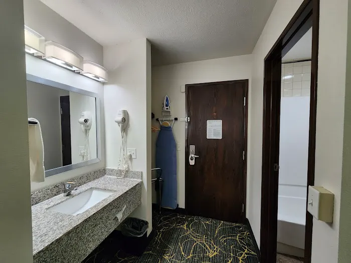 AmericInn by Wyndham Delafield 5