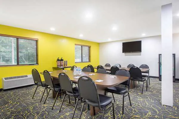 AmericInn by Wyndham Delafield 5