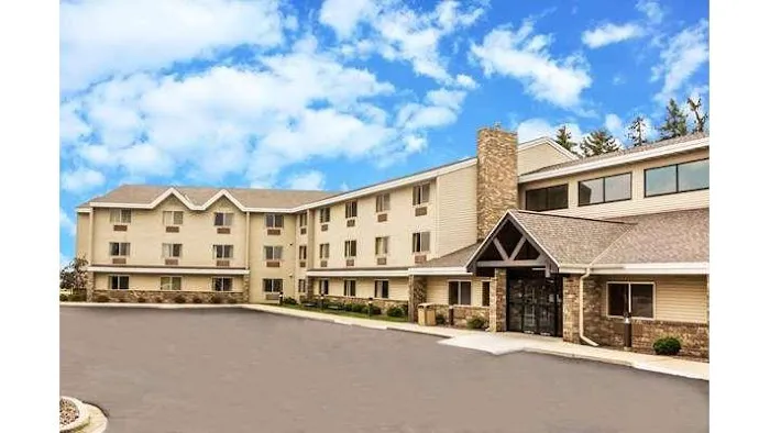 AmericInn by Wyndham Sheboygan 4