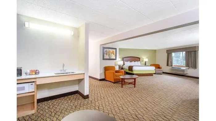 AmericInn by Wyndham Sheboygan 4