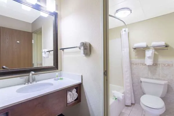 AmericInn by Wyndham Sheboygan 4