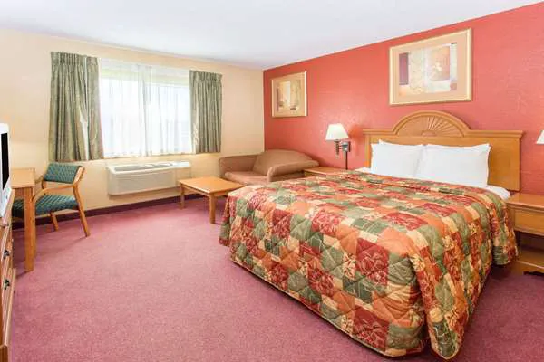AmeriVu Inn & Suites- Sheboygan/The Falls 4
