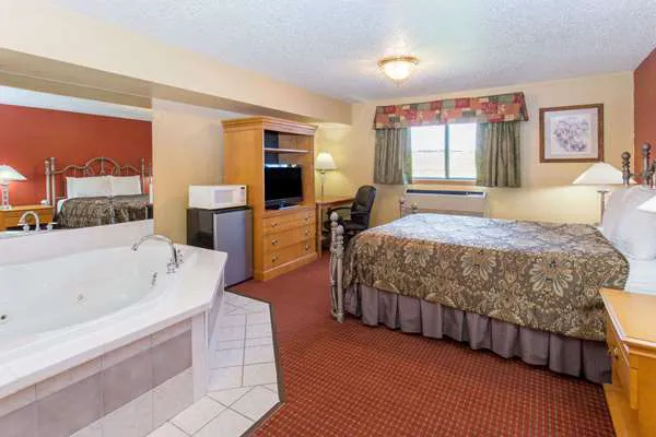 AmeriVu Inn & Suites- Sheboygan/The Falls 4