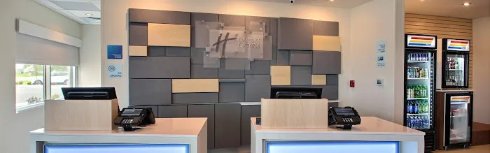Holiday Inn Express & Suites Fond Du Lac by IHG 4