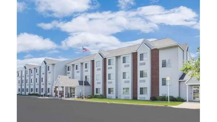 Microtel Inn & Suites by Wyndham Fond Du Lac 4