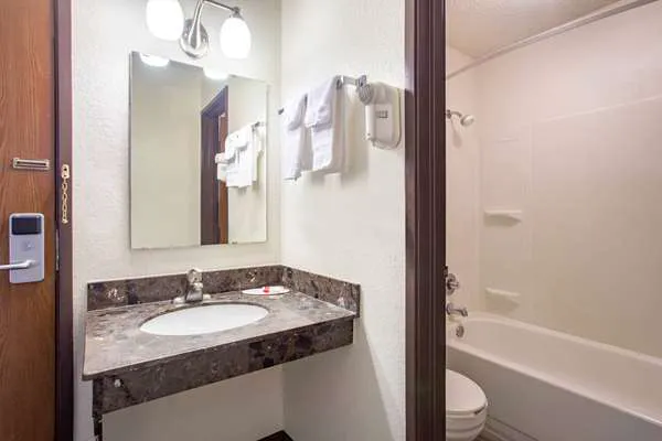 Days Inn by Wyndham Fond du Lac 4