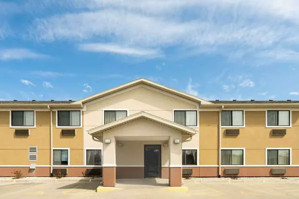 Super 8 by Wyndham Fond Du Lac 4