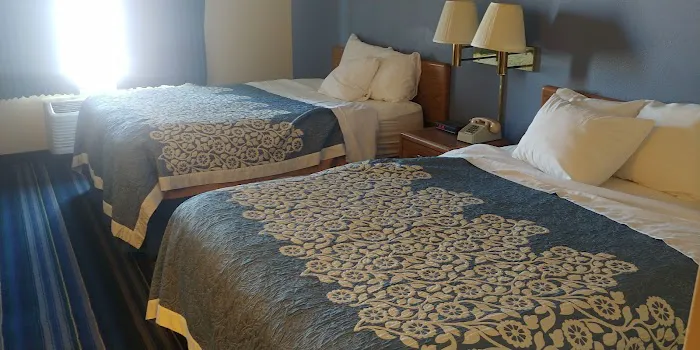Days Inn by Wyndham Johnson Creek 4
