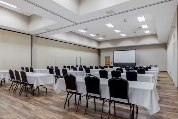 Comfort Suites Johnson Creek Conference Center 4