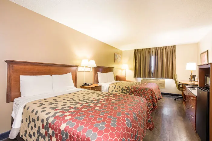 Econo Lodge Lake Mills 4