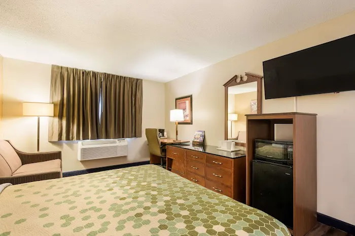 Econo Lodge Lake Mills 4