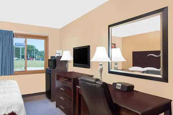 Super 8 by Wyndham Sheboygan WI 4