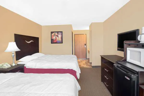 Super 8 by Wyndham Sheboygan WI 4