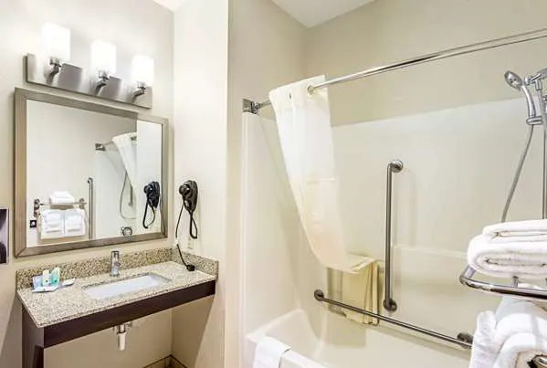 Quality Inn Sheboygan North I-43 4