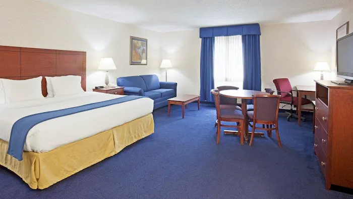 Holiday Inn Express Deforest (Madison Area) by IHG 4