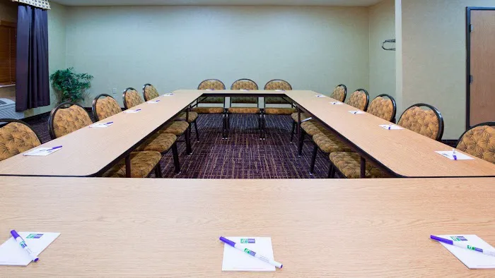 Holiday Inn Express Deforest (Madison Area) by IHG 4
