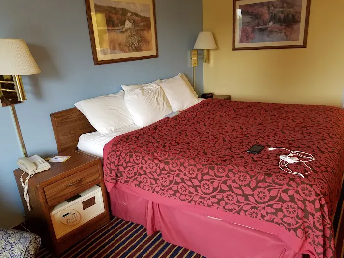Days Inn by Wyndham Madison NE/Windsor 4
