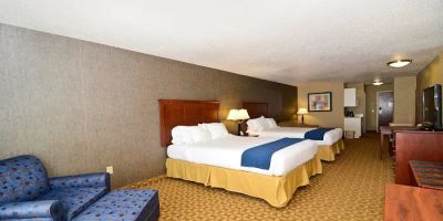 Holiday Inn Express & Suites Fort Atkinson by IHG