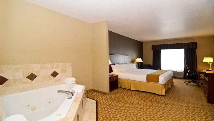 Holiday Inn Express & Suites Fort Atkinson by IHG 4