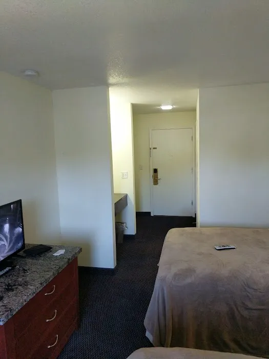 Riverwalk Inn & Suites 4