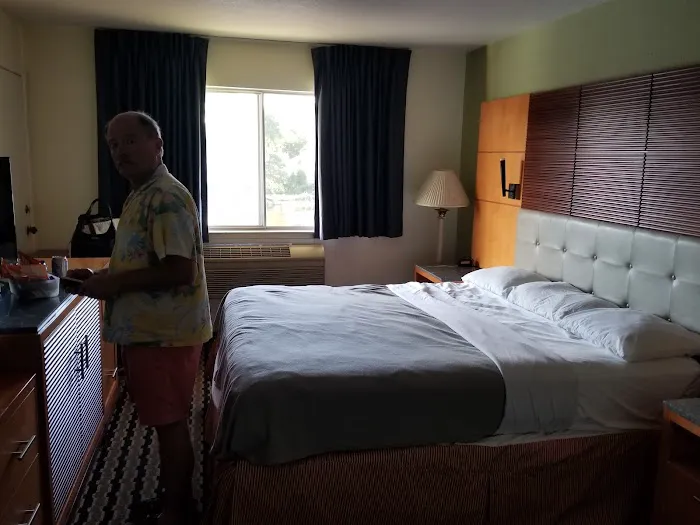 Riverwalk Inn & Suites 4