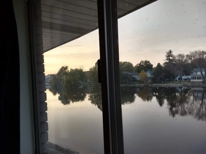 Riverwalk Inn & Suites 4