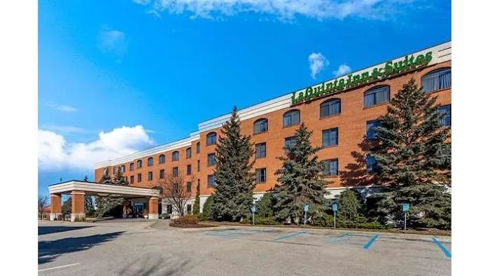 La Quinta Inn & Suites by Wyndham Madison American Center 4