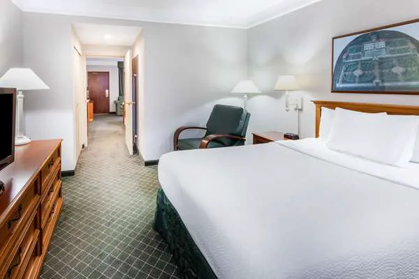 La Quinta Inn & Suites by Wyndham Madison American Center 4