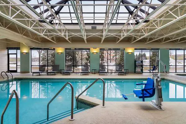 La Quinta Inn & Suites by Wyndham Madison American Center 4