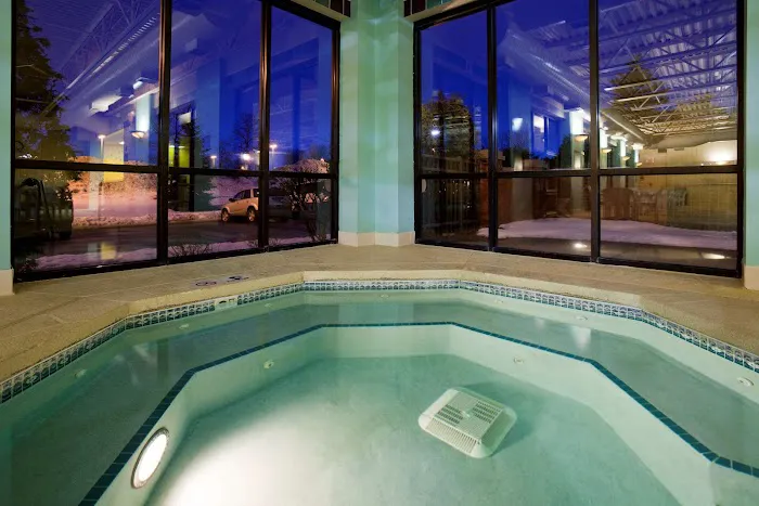La Quinta Inn & Suites by Wyndham Madison American Center 4