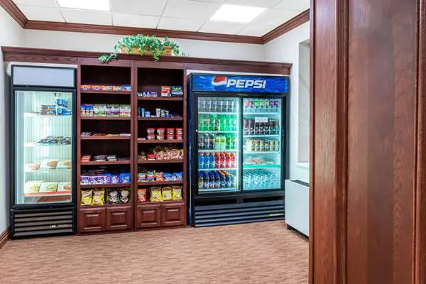 La Quinta Inn & Suites by Wyndham Madison American Center 4