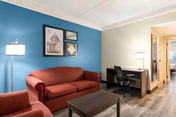 La Quinta Inn & Suites by Wyndham Madison American Center 4