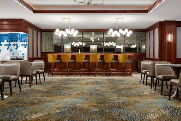 La Quinta Inn & Suites by Wyndham Madison American Center 4