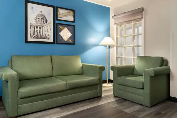 La Quinta Inn & Suites by Wyndham Madison American Center 4