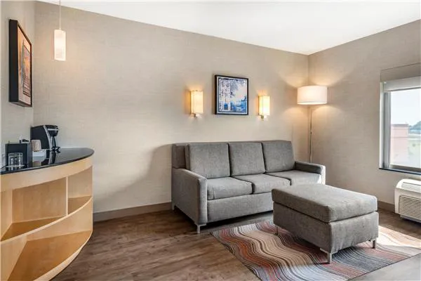 Cambria Hotel Madison East 4