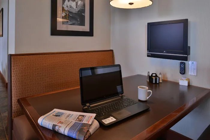 Holiday Inn Madison at the American Center by IHG 4