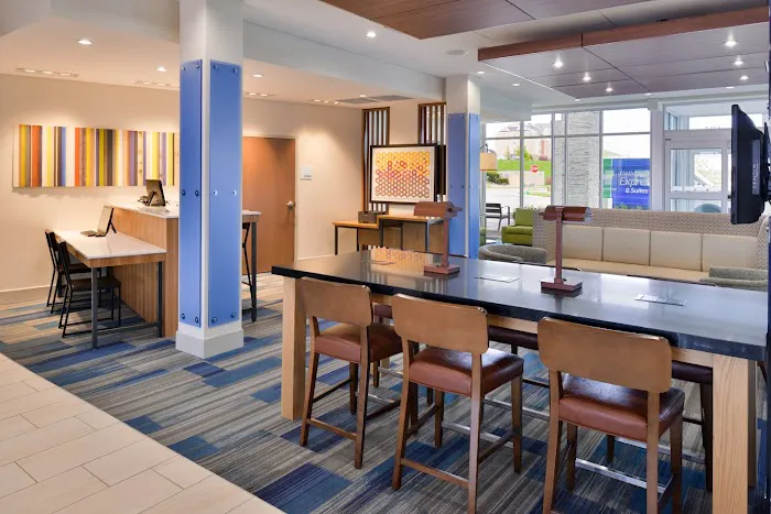 Holiday Inn Express & Suites Madison by IHG 4