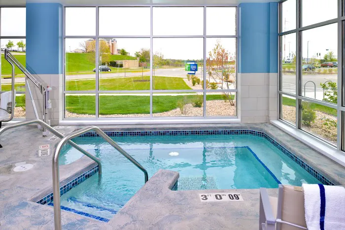Holiday Inn Express & Suites Madison by IHG 4