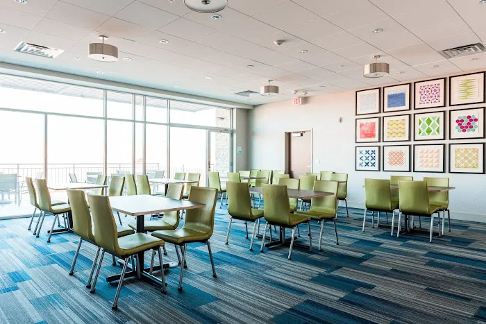 Holiday Inn Express & Suites Madison by IHG 4