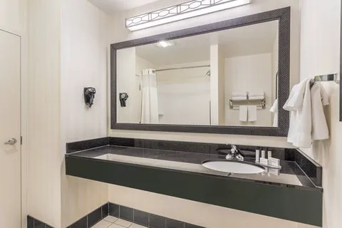 Fairfield Inn & Suites Madison East 4