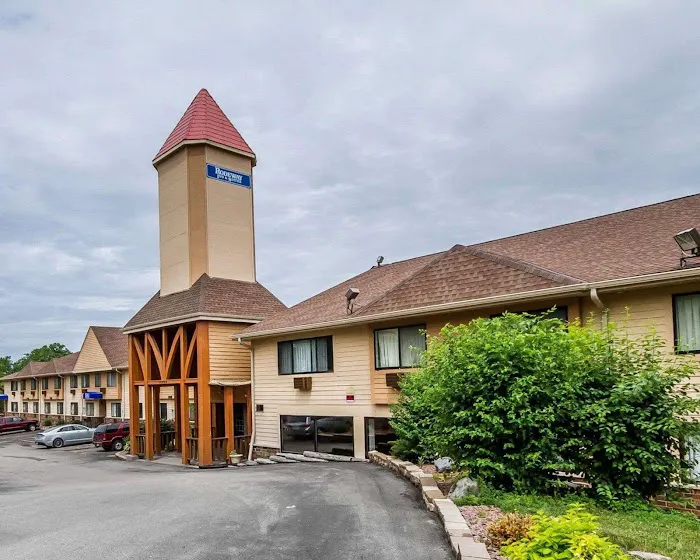 Rodeway Inn & Suites Madison East 4
