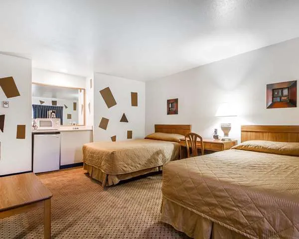Rodeway Inn & Suites Madison East 4